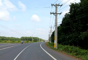 ①工業団地前の道路（県道72号）