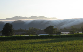 朝陽と雲の滝