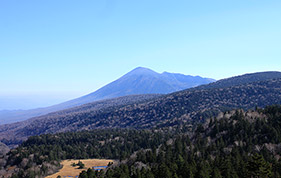 八幡平から望む岩手山