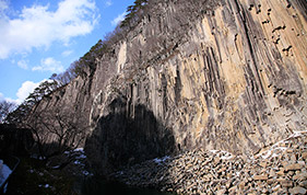 七ヶ宿近くにある木材岩